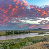 Sunrise i oblaci preko rijeke Yellowstone na ušću sa rijekom praška u blizini Terry, Montana, SAD Poster