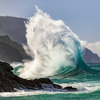 Veliki okeanski val se sruši u kamen uz obalu na Pali; Kauai, Havaji, Sjedinjene Američke Države Poster