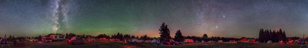 stepen panorama sa Aurorom i bendovima aviona na ljetnom zvjezdanom partijskom plakatu