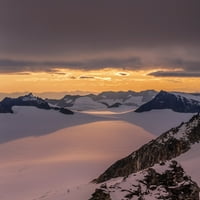 Čvrsti vrhovi i ledenjaci na snegu na zalasku sunca, Ledeni polje Juneau, Nacionalna šuma Tongass; Aljaska,