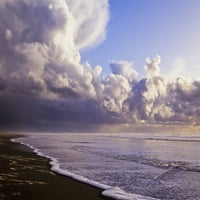 Oblaci i plima koji se kreću na obalu uz plažu; Winchester Bay, Oregon, Sjedinjene Američke Države Poster