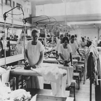 Starije žene rade ručno peglanje u istoriji rublja