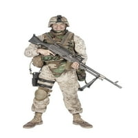 Vojnik u maskirnoj borbi protiv uniforme koja stoji sa mitraljezom. Print postera Oleg Zabielin StockTrek