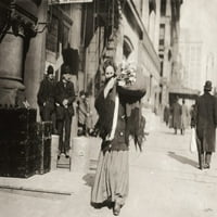 Hine: Kućna industrija, 1912. Na žena koja nosi snop odjeće za dom