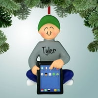 Personalizirana sjedeća djevojka sa tabletom - smeđi božićni ukras - klinac sa iPadom - Kindle - odlične ideje za poklone