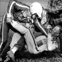 Bobby Allison bori se s Cale Yarboroughom nakon sudara između Allison-a i Yarborouga na završnom krugu