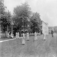 Carlisle škola, C1901. Studenti nfemale igraju kroket u Indijskoj školi Carlisle u Carlisleu, Pennsylvania.