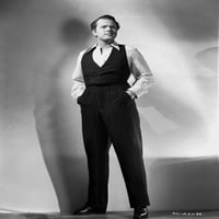 Orson Welles stojeći u klasičnom ispisa fotografija