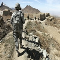 Afganistanska nacionalna vojska i američki vojnici patroliraju selo Akbar Kheyl, afganistan za poster